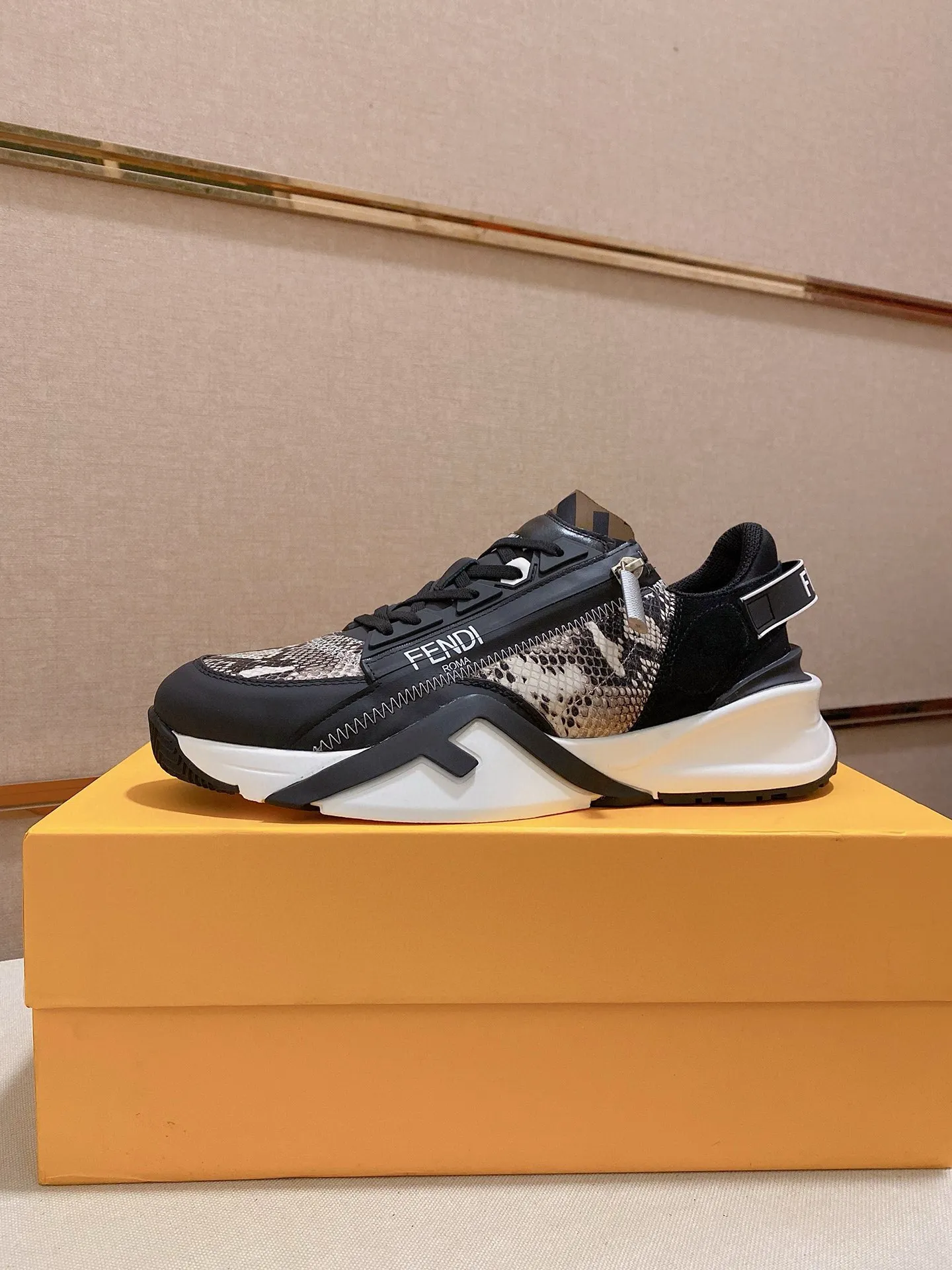 Men's shoes💰: 540💰(Higher version) [Fendi] Fendi's latest casual shoes for men! Available at counters simultaneously! A one-to-one replica of the original. The surface is made entirely of imported first-layer calfskin with crocodile pattern, the interior is made of first-layer water-dyed cowhide, and the original factory-supplied rubber outsole. Leading new fashion concepts. Matching code: 38-44 (45 can be customized)